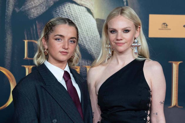 von links: Rosie BOORE, Schauspielerin, Aine Rose DALY, Schauspielerin, Roter Teppich, Red Carpet Show, Ankunft, arrival, Filmpremiere DER MEDICUS 2 am 15.12.2025 im Cinedom-Kino in Koeln,