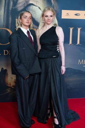 von links: Rosie BOORE, Schauspielerin, Aine Rose DALY, Schauspielerin, Roter Teppich, Red Carpet Show, Ankunft, arrival, Filmpremiere DER MEDICUS 2 am 15.12.2025 im Cinedom-Kino in Koeln,