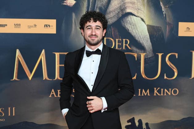 Jaouhar BEN AYED Schauspieler, Portraet, Porträt, Portrait, Angeschnittenes Einzelbild, Einzelmotiv, Roter Teppich, Red Carpet Show, Ankunft, arrival, Filmpremiere DER MEDICUS 2 am 15.12.2025 im Cinedom-Kino in Koeln,