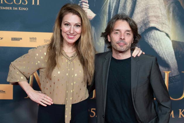 Mara BERGMANN, Moderatorin, mit Ehemann Alexander HOFFMANN, Roter Teppich, Red Carpet Show, Ankunft, arrival, Filmpremiere DER MEDICUS 2 am 15.12.2025 im Cinedom-Kino in Koeln,