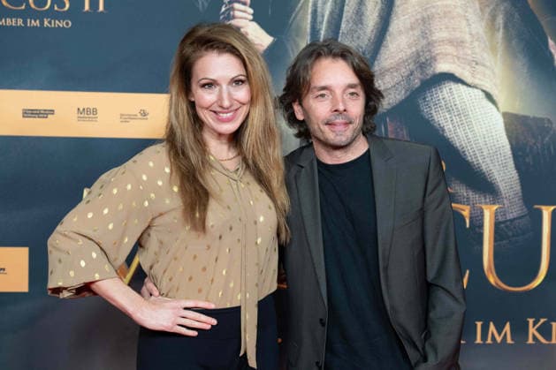 Mara BERGMANN, Moderatorin, mit Ehemann Alexander HOFFMANN, Roter Teppich, Red Carpet Show, Ankunft, arrival, Filmpremiere DER MEDICUS 2 am 15.12.2025 im Cinedom-Kino in Koeln,
