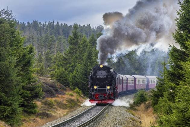 1950er Jahre Dampflok 997243 Neubaulokomotive Neubaulok auf der Brocken Schmalspurbahn im Nationalpark Harz, Sachsen Anhalt, Deutschland 1950s steam train 997243 Neubaulokomotive Neubaulok riding the Brocken Narrow Gauge railway line in the Harz National park, Saxony-Anhalt, Germany Copyright: imageBROKER alimdix xArterra ibltsm15861914.jpg
