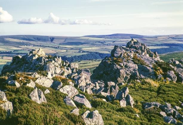 Blick nach Norden über Ackerland, Küste vom Carn Ingli Peak, Mynydd Carningli, Pembrokeshire, Wales, Großbritannien 1976 View north over farmland, coastline at from Carn Ingli peak, Mynydd Carningli, Pembrokeshire, Wales, UK 1976 Copyright: imageBROKER IanxMurray iblimu15864805.jpg