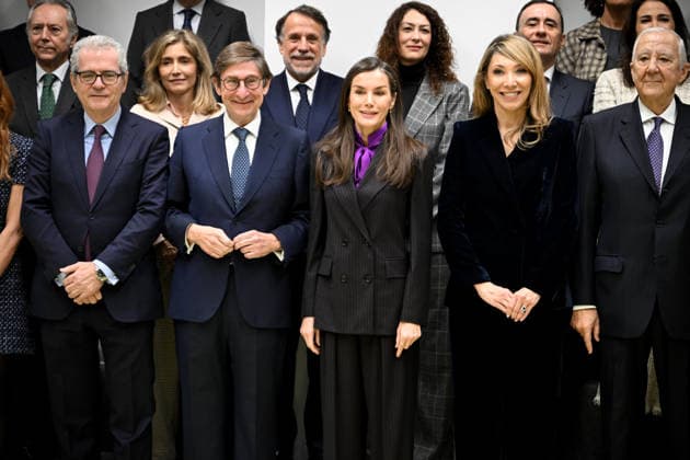 Queen Letizia chairs the meeting of the Board of Trustees of the FAD Youth Foundation The President of FAD Youth, José Ignacio Goirigolzarri and Queen Letizia pose for the family photo during the meeting of the Board of Trustees of the FAD Youth Foundation upon her arrival at the meeting of the Board of Trustees of the FAD Youth Foundation, December 16, 2025, in Madrid Spain Dona Letizia, Honorary President of the FAD Youth Foundation, chairs the meeting of the Board of Trustees of the institution, which will address the issue of digital security for youth QUEEN LETIZIA FAD YOUTH DECEMBER 16, 2025 José Madrid Madrid Madrid Spain  Copyright: xJosÃ xOlivax 7172417