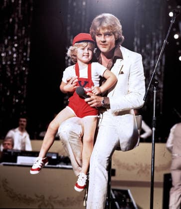 ARCHIV: Howard Carpendale Sänger Howard Carpendale mit seinem Sohn Wayne , 1983 ARCHIVAUFNAHME, Datum geschätzt 20251212JWM0590 *** ARCHIVE Howard Carpendale Singer Howard Carpendale with his son Wayne , 1983 ARCHIVE ACQUISITION, date estimated 20251212JWM0590