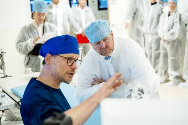 LEIDEN - King Willem-Alexander and outgoing Minister Jan Anthonie Bruijn (Health, Welfare and Sport) inspect the LIGT center during a working visit to Leiden University Medical Center (LUMC). The king will visit various departments of the hospital during his visit, which focuses on future-proof healthcare. ANP LINA SELG netherlands out - belgium out  Copyright: xx x545047370x originalFilename: 545047370.jpg