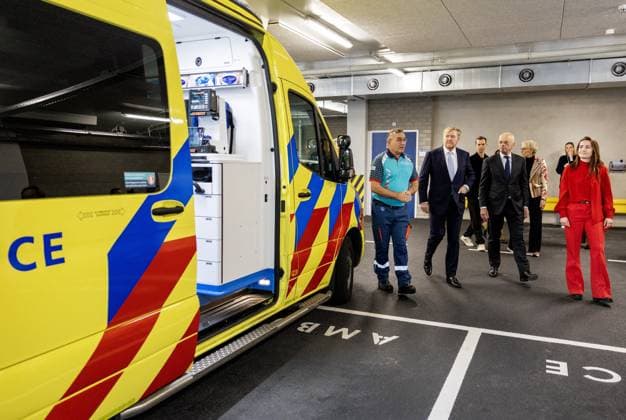 King And Minister Visit Leiden University Medical Center - Netherlands King Willem-Alexander, accompanied by the Minister of Health, Welfare and Sport, Jan Anthonie Bruijn, is paying a working visit to Leiden University Medical Center (LUMC) in Leiden. The visit is part of the discussion on future-proof healthcare and the impact of an aging population and staff shortages. Leiden, Netherlands on December 16, 2025. Photo By Bruno Press ABACAPRESS.COM Leiden Netherlands  Copyright: xBrunoxPress ABACAx