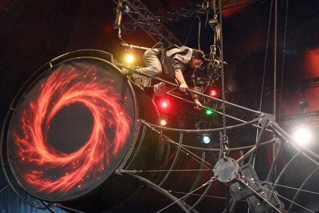 Rene CASSELLI, Artist, bei Proben am Todesrad, Proben fuer die X-MAS- Show von Zirkus Flic Flac in Duisburg, Zirkus Flic Flac am alten Gueterbahnhof in Duisburg, 16.12.2025,