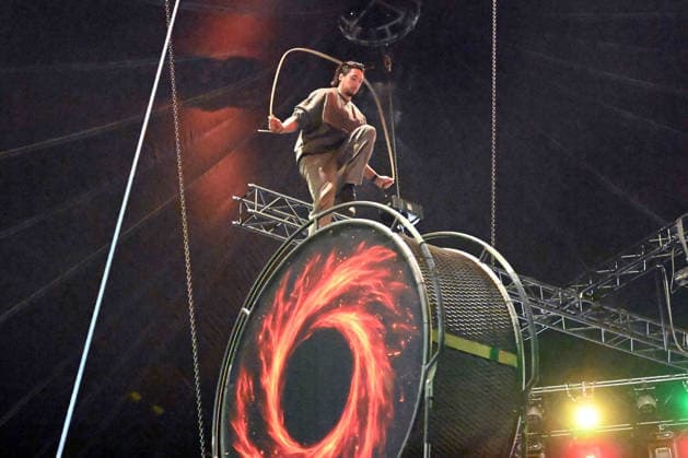 Rene CASSELLI, Artist, bei Proben am Todesrad, Proben fuer die X-MAS- Show von Zirkus Flic Flac in Duisburg, Zirkus Flic Flac am alten Gueterbahnhof in Duisburg, 16.12.2025,