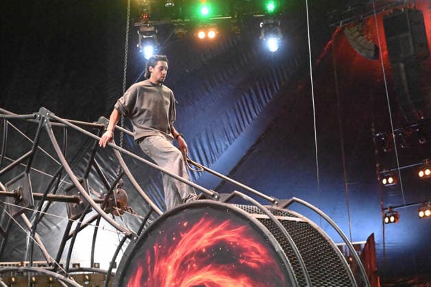 Rene CASSELLI, Artist, bei Proben am Todesrad, Proben fuer die X-MAS- Show von Zirkus Flic Flac in Duisburg, Zirkus Flic Flac am alten Gueterbahnhof in Duisburg, 16.12.2025,