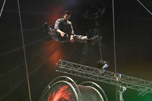 Rene CASSELLI, Artist, bei Proben am Todesrad, Proben fuer die X-MAS- Show von Zirkus Flic Flac in Duisburg, Zirkus Flic Flac am alten Gueterbahnhof in Duisburg, 16.12.2025,