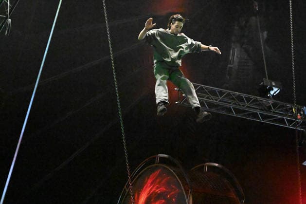 Rene CASSELLI, Artist, bei Proben am Todesrad, Proben fuer die X-MAS- Show von Zirkus Flic Flac in Duisburg, Zirkus Flic Flac am alten Gueterbahnhof in Duisburg, 16.12.2025,