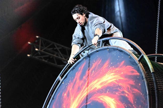 Rene CASSELLI, Artist, bei Proben am Todesrad, Proben fuer die X-MAS- Show von Zirkus Flic Flac in Duisburg, Zirkus Flic Flac am alten Gueterbahnhof in Duisburg, 16.12.2025,