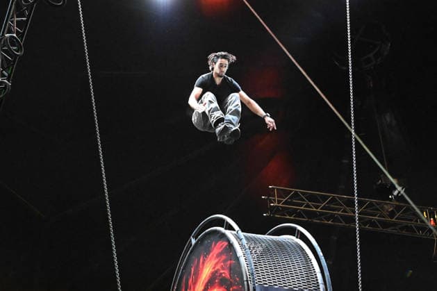 Rene CASSELLI, Artist, bei Proben am Todesrad, Proben fuer die X-MAS- Show von Zirkus Flic Flac in Duisburg, Zirkus Flic Flac am alten Gueterbahnhof in Duisburg, 16.12.2025,