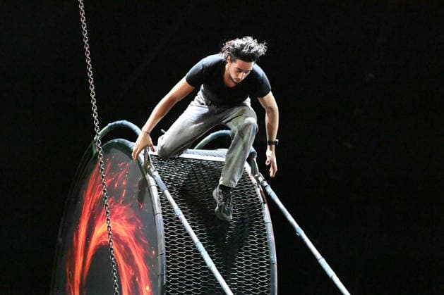 Rene CASSELLI, Artist, bei Proben am Todesrad, Proben fuer die X-MAS- Show von Zirkus Flic Flac in Duisburg, Zirkus Flic Flac am alten Gueterbahnhof in Duisburg, 16.12.2025,