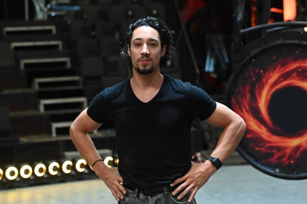 Rene CASSELLI, Artist, bei Proben am Todesrad, Proben fuer die X-MAS- Show von Zirkus Flic Flac in Duisburg, Zirkus Flic Flac am alten Gueterbahnhof in Duisburg, 16.12.2025,
