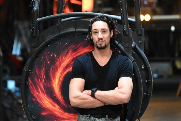 Rene CASSELLI, Artist, bei Proben am Todesrad, Proben fuer die X-MAS- Show von Zirkus Flic Flac in Duisburg, Zirkus Flic Flac am alten Gueterbahnhof in Duisburg, 16.12.2025,