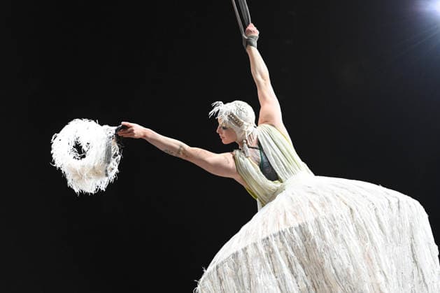 BARBETTE, Artist, Artistin, bei Proben an den Strapaten, Proben fuer die X-MAS- Show von Zirkus Flic Flac in Duisburg, Zirkus Flic Flac am alten Gueterbahnhof in Duisburg, 16.12.2025,