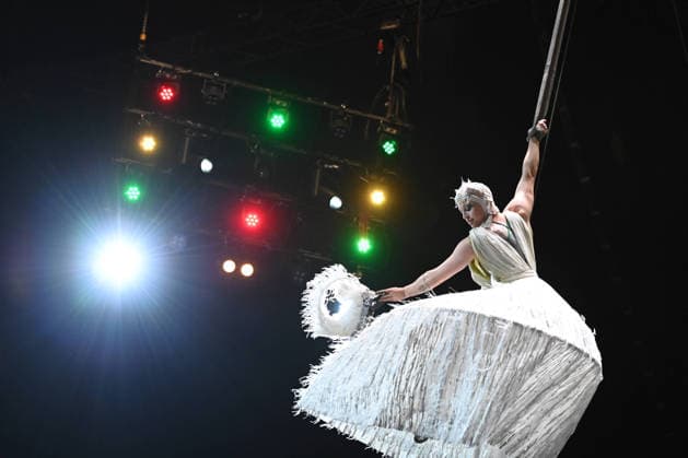 BARBETTE, Artist, Artistin, bei Proben an den Strapaten, Proben fuer die X-MAS- Show von Zirkus Flic Flac in Duisburg, Zirkus Flic Flac am alten Gueterbahnhof in Duisburg, 16.12.2025,