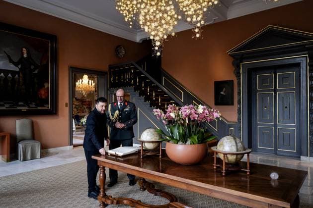 Den Haag, The Netherlands, 2025-12-16 15:03:59 THE HAGUE, December 16, 2025, Huis ten Bosch Palace. King Willem-Alexander receives President Zelensky of Ukraine. The meeting will include discussions about the peace talks and our continued support for Ukraine. PHOTO: NLBeeld POOL Robin van Lonkhuijsen Credit: NL Beeld Patrick van Emst  Copyright: xx x