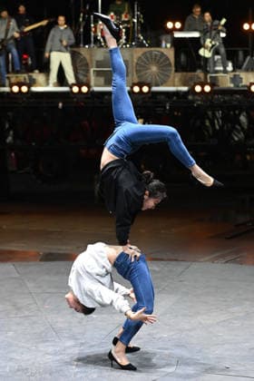 Wang Zexin und Wang Zeyi, Artistinnen, Artistin, Akrobatik, bei Proben an den Strapaten, Proben fuer die X-MAS- Show von Zirkus Flic Flac in Duisburg, Zirkus Flic Flac am alten Gueterbahnhof in Duisburg, 16.12.2025,