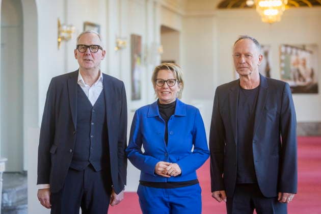 Hasko Weber wird Intendant des Staatsschauspiels Dresden Der gebürtige Dresdner Hasko Weber wird ab der Spielzeit 2027 28 neuer Intendant des Staatsschauspiels Dresden. Dem hat die Sächsische Staatsregierung am 16. Dezember 2025, zugestimmt. Der Vertrag besitzt eine Laufzeit von fünf Jahren und bereits im Januar 2026 beginnt Hasko Weber mit den Vorbereitungen der Spielzeit 2027 28. Er tritt damit die Nachfolge von Joachim Klement an, der seit der Spielzeit 2017 18 Intendant des Staatsschauspiels Dresden ist. v.l. Joachim Klement, Barbara Klepsch, Hasko Weber Dresden Sachsen Deutschland