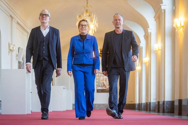 Hasko Weber wird Intendant des Staatsschauspiels Dresden Der gebürtige Dresdner Hasko Weber wird ab der Spielzeit 2027 28 neuer Intendant des Staatsschauspiels Dresden. Dem hat die Sächsische Staatsregierung am 16. Dezember 2025, zugestimmt. Der Vertrag besitzt eine Laufzeit von fünf Jahren und bereits im Januar 2026 beginnt Hasko Weber mit den Vorbereitungen der Spielzeit 2027 28. Er tritt damit die Nachfolge von Joachim Klement an, der seit der Spielzeit 2017 18 Intendant des Staatsschauspiels Dresden ist. v.l. Joachim Klement, Barbara Klepsch, Hasko Weber Dresden Sachsen Deutschland