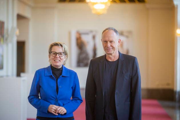 Hasko Weber wird Intendant des Staatsschauspiels Dresden Der gebürtige Dresdner Hasko Weber wird ab der Spielzeit 2027 28 neuer Intendant des Staatsschauspiels Dresden. Dem hat die Sächsische Staatsregierung am 16. Dezember 2025, zugestimmt. Der Vertrag besitzt eine Laufzeit von fünf Jahren und bereits im Januar 2026 beginnt Hasko Weber mit den Vorbereitungen der Spielzeit 2027 28. Er tritt damit die Nachfolge von Joachim Klement an, der seit der Spielzeit 2017 18 Intendant des Staatsschauspiels Dresden ist. v.l. Barbara Klepsch, Hasko Weber Dresden Sachsen Deutschland