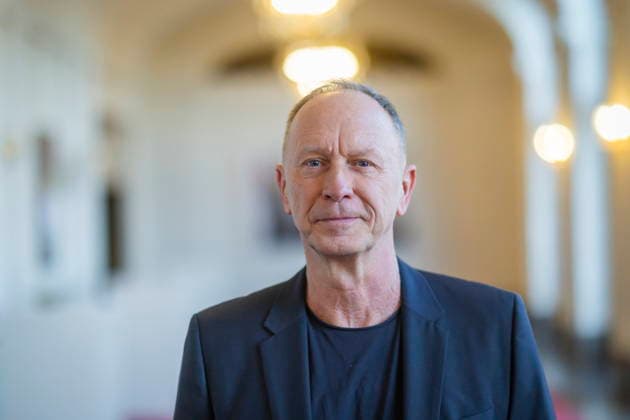 Hasko Weber wird Intendant des Staatsschauspiels Dresden Der gebürtige Dresdner Hasko Weber wird ab der Spielzeit 2027 28 neuer Intendant des Staatsschauspiels Dresden. Dem hat die Sächsische Staatsregierung am 16. Dezember 2025, zugestimmt. Der Vertrag besitzt eine Laufzeit von fünf Jahren und bereits im Januar 2026 beginnt Hasko Weber mit den Vorbereitungen der Spielzeit 2027 28. Er tritt damit die Nachfolge von Joachim Klement an, der seit der Spielzeit 2017 18 Intendant des Staatsschauspiels Dresden ist. Dresden Sachsen Deutschland