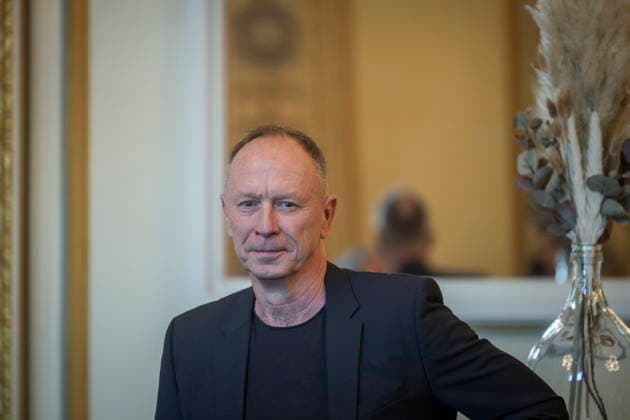 Hasko Weber wird Intendant des Staatsschauspiels Dresden Der gebürtige Dresdner Hasko Weber wird ab der Spielzeit 2027 28 neuer Intendant des Staatsschauspiels Dresden. Dem hat die Sächsische Staatsregierung am 16. Dezember 2025, zugestimmt. Der Vertrag besitzt eine Laufzeit von fünf Jahren und bereits im Januar 2026 beginnt Hasko Weber mit den Vorbereitungen der Spielzeit 2027 28. Er tritt damit die Nachfolge von Joachim Klement an, der seit der Spielzeit 2017 18 Intendant des Staatsschauspiels Dresden ist. Dresden Sachsen Deutschland