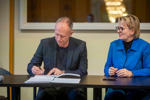 Hasko Weber wird Intendant des Staatsschauspiels Dresden Der gebürtige Dresdner Hasko Weber wird ab der Spielzeit 2027 28 neuer Intendant des Staatsschauspiels Dresden. Dem hat die Sächsische Staatsregierung am 16. Dezember 2025, zugestimmt. Der Vertrag besitzt eine Laufzeit von fünf Jahren und bereits im Januar 2026 beginnt Hasko Weber mit den Vorbereitungen der Spielzeit 2027 28. Er tritt damit die Nachfolge von Joachim Klement an, der seit der Spielzeit 2017 18 Intendant des Staatsschauspiels Dresden ist. Hasko Weber, Barbara Klepsch. Dresden Sachsen Deutschland