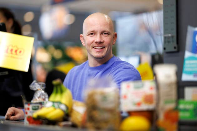 Profiturner Fabian Hambüchen sitzt an der Kasse eines Netto-Supermarkts in Köln. Mit der Aktion unterstützte der Olympiasieger und ehemalige Leistungsturner die bundesweite Spendenaktion von Netto Marken-Discount zugunsten der Tafel Deutschland. Köln, 16.12.2025 NRW Deutschland Copyright: xChristophxHardtx