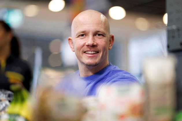 Profiturner Fabian Hambüchen sitzt an der Kasse eines Netto-Supermarkts in Köln. Mit der Aktion unterstützte der Olympiasieger und ehemalige Leistungsturner die bundesweite Spendenaktion von Netto Marken-Discount zugunsten der Tafel Deutschland. Köln, 16.12.2025 NRW Deutschland Copyright: xChristophxHardtx