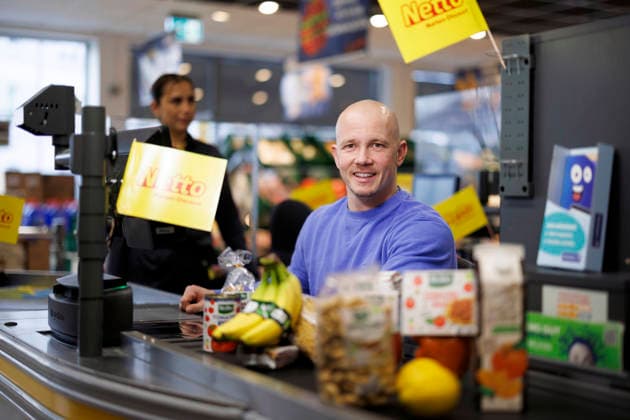 Profiturner Fabian Hambüchen sitzt an der Kasse eines Netto-Supermarkts in Köln. Mit der Aktion unterstützte der Olympiasieger und ehemalige Leistungsturner die bundesweite Spendenaktion von Netto Marken-Discount zugunsten der Tafel Deutschland. Köln, 16.12.2025 NRW Deutschland Copyright: xChristophxHardtx