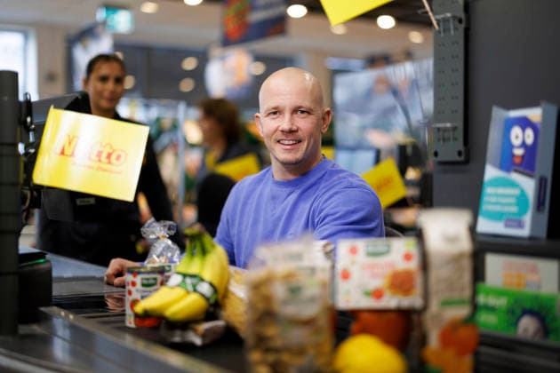 Profiturner Fabian Hambüchen sitzt an der Kasse eines Netto-Supermarkts in Köln. Mit der Aktion unterstützte der Olympiasieger und ehemalige Leistungsturner die bundesweite Spendenaktion von Netto Marken-Discount zugunsten der Tafel Deutschland. Köln, 16.12.2025 NRW Deutschland Copyright: xChristophxHardtx