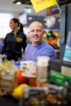 Profiturner Fabian Hambüchen sitzt an der Kasse eines Netto-Supermarkts in Köln. Mit der Aktion unterstützte der Olympiasieger und ehemalige Leistungsturner die bundesweite Spendenaktion von Netto Marken-Discount zugunsten der Tafel Deutschland. Köln, 16.12.2025 NRW Deutschland Copyright: xChristophxHardtx