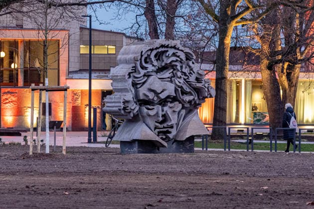 Wiedereröffnung der Beethovenhalle Bonn - 16.12.25. Der neu gestaltete Vorplatz mit Beethoven Denkmal - Nach fast zehn Jahren Bauzeit wird die Beethovenhalle in Bonn mit der Veranstaltung Die lange Beethoven-Nacht feierlich wiedereröffnet. An der Eröffnung nimmt Bundespräsident Frank-Walter Steinmeier teil. Musikalisch gestaltet wird der Abend vom Beethoven Orchester Bonn. Bonn Innenstadt Nordrhein-Westfalen Deutschland *** Reopening of the Beethovenhalle Bonn 16 12 25 The redesigned forecourt with Beethoven monument After almost ten years of construction, the Beethovenhalle in Bonn is ceremoniously reopened with the event The Long Beethoven Night Federal President Frank Walter Steinmeier attends the opening The Beethoven Orchestr Copyright: xBonn.digitalx xMarcxJohnx