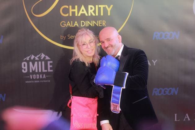 RECORD DATE NOT STATED 815494; All-Together und 815497; All-Together posieren gemeinsam beim Charity Gala Dinner im Winter Varieté Heidelberg Serdar Topcu und Rosemarie Weller beim Charity