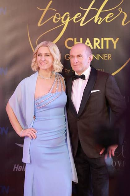 RECORD DATE NOT STATED Zwei Gäste posieren elegant beim Charity Event im Winter Varieté Heidelberg Gäste beim Charity Event