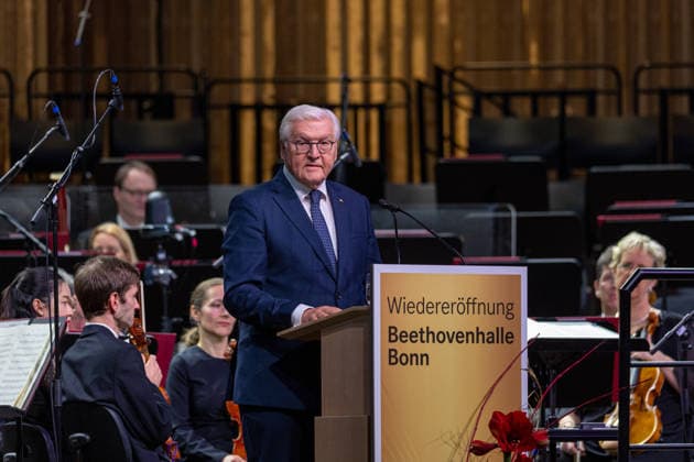 Wiedereröffnung der Beethovenhalle Bonn - 16.12.25. Rede von Bundespräsident Frank-Walter STEINMEIER - Nach fast zehn Jahren Bauzeit wird die Beethovenhalle in Bonn mit der Veranstaltung Die lange Beethoven-Nacht feierlich wiedereröffnet. An der Eröffnung nimmt Bundespräsident Frank-Walter Steinmeier teil. Musikalisch gestaltet wird der Abend vom Beethoven Orchester Bonn. Bonn Innenstadt Nordrhein-Westfalen Deutschland *** Reopening of the Beethovenhalle Bonn 16 12 25 Speech by Federal President Frank Walter STEINMEIER After almost ten years of construction, the Beethovenhalle in Bonn is ceremoniously reopened with the event The Long Beethoven Night Federal President Frank Walter Steinmeier takes part in the opening The Beethoven Copyright: xBonn.digitalx xMarcxJohnx