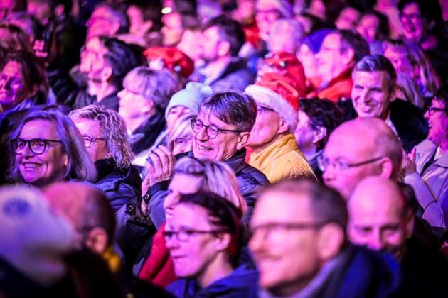 Weihnachtswunder1612: Das Weihnachtswunder am Tag 4 auf dem Burgplatz. Die vier Moderatoren Sabine Heinrich, Steffi Neu, Jan Malte Andresen und Thomas Bug moderieren das Weihnachtswunder für den WDR. Immer steht mindestens einer von ihnen am Mikrofon und nimmt Musikwünsche gegen eine Spende entgegen. Das Weihnachtswunder wird vom Burgplatz in der Essener Innenstadt übertragen. ** NUR FÜR REDAKTIONELLE ZWECKE ** EDITORIAL USE ONLY **<p>Publikum auf dem Burgplatz am Dienstag, dem 16. Dezember 2025. Das Weihnachtswunder am Dienstagauf dem Burgplatz am Tag 3. Die vier Moderatoren Sabine Heinrich, Steffi Neu, Jan Malte Andresen und Thomas Bug moderieren das Weihnachtswunder für den WDR. Immer steht mindestens einer von ihnen am Mikrofon u Copyright: KerstinxKokoska doc83py3g1v2vl1dff5tsw ,EDITORIAL USE ONLY