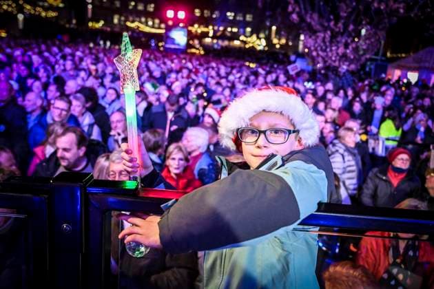 Weihnachtswunder1612: Das Weihnachtswunder am Tag 4 auf dem Burgplatz. Die vier Moderatoren Sabine Heinrich, Steffi Neu, Jan Malte Andresen und Thomas Bug moderieren das Weihnachtswunder für den WDR. Immer steht mindestens einer von ihnen am Mikrofon und nimmt Musikwünsche gegen eine Spende entgegen. Das Weihnachtswunder wird vom Burgplatz in der Essener Innenstadt übertragen. ** NUR FÜR REDAKTIONELLE ZWECKE ** EDITORIAL USE ONLY **<p>Publikum auf dem Burgplatz am Dienstag, dem 16. Dezember 2025. Das Weihnachtswunder am Dienstagauf dem Burgplatz am Tag 3. Die vier Moderatoren Sabine Heinrich, Steffi Neu, Jan Malte Andresen und Thomas Bug moderieren das Weihnachtswunder für den WDR. Immer steht mindestens einer von ihnen am Mikrofon u Copyright: KerstinxKokoska doc83py3f6zm9f1ac9oxtsw ,EDITORIAL USE ONLY