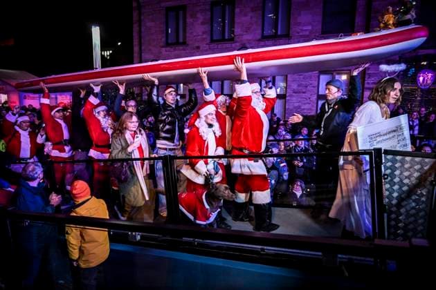 Weihnachtswunder1612: Das Weihnachtswunder am Tag 4 auf dem Burgplatz. Die vier Moderatoren Sabine Heinrich, Steffi Neu, Jan Malte Andresen und Thomas Bug moderieren das Weihnachtswunder für den WDR. Immer steht mindestens einer von ihnen am Mikrofon und nimmt Musikwünsche gegen eine Spende entgegen. Das Weihnachtswunder wird vom Burgplatz in der Essener Innenstadt übertragen. ** NUR FÜR REDAKTIONELLE ZWECKE ** EDITORIAL USE ONLY **<p>Publikum und Spender auf dem Burgplatz am Dienstag, dem 16. Dezember 2025. Das Weihnachtswunder am Dienstagauf dem Burgplatz am Tag 3. Die vier Moderatoren Sabine Heinrich, Steffi Neu, Jan Malte Andresen und Thomas Bug moderieren das Weihnachtswunder für den WDR. Immer steht mindestens einer von ihnen a Copyright: KerstinxKokoska doc83py4rr7edk2815mtsw ,EDITORIAL USE ONLY