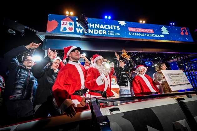 Weihnachtswunder1612: Das Weihnachtswunder am Tag 4 auf dem Burgplatz. Die vier Moderatoren Sabine Heinrich, Steffi Neu, Jan Malte Andresen und Thomas Bug moderieren das Weihnachtswunder für den WDR. Immer steht mindestens einer von ihnen am Mikrofon und nimmt Musikwünsche gegen eine Spende entgegen. Das Weihnachtswunder wird vom Burgplatz in der Essener Innenstadt übertragen. ** NUR FÜR REDAKTIONELLE ZWECKE ** EDITORIAL USE ONLY **<p>Publikum und Spender auf dem Burgplatz am Dienstag, dem 16. Dezember 2025. Das Weihnachtswunder am Dienstagauf dem Burgplatz am Tag 3. Die vier Moderatoren Sabine Heinrich, Steffi Neu, Jan Malte Andresen und Thomas Bug moderieren das Weihnachtswunder für den WDR. Immer steht mindestens einer von ihnen a Copyright: KerstinxKokoska doc83py4s4vh9lbjlnptsw ,EDITORIAL USE ONLY