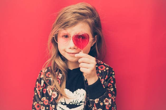 Lächelndes Mädchen schließt Auge mit herzförmigem Lutscher Smiling girl closing eye with heart-shaped lollipop (License=RF) ,model released, Symbolfoto Copyright: xZoonar.com IrinaxPavlovax 24314511 ,model released, Symbolfoto ,property released