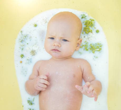 Nahaufnahme eines Babys im Milchbad mit natürlichen Blumen Close up of a baby in milk bath with natural flowers (License=RF) ,model released, Symbolfoto Copyright: xZoonar.com IrinaxPavlovax 24314546 ,model released, Symbolfoto ,property released