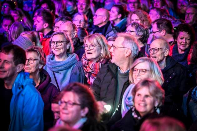 Weihnachtswunder1612: Das Weihnachtswunder am Tag 4 auf dem Burgplatz. Die vier Moderatoren Sabine Heinrich, Steffi Neu, Jan Malte Andresen und Thomas Bug moderieren das Weihnachtswunder für den WDR. Immer steht mindestens einer von ihnen am Mikrofon und nimmt Musikwünsche gegen eine Spende entgegen. Das Weihnachtswunder wird vom Burgplatz in der Essener Innenstadt übertragen. ** NUR FÜR REDAKTIONELLE ZWECKE ** EDITORIAL USE ONLY **<p>Publikum auf dem Burgplatz am Dienstag, dem 16. Dezember 2025. Das Weihnachtswunder am Dienstagauf dem Burgplatz am Tag 3. Die vier Moderatoren Sabine Heinrich, Steffi Neu, Jan Malte Andresen und Thomas Bug moderieren das Weihnachtswunder für den WDR. Immer steht mindestens einer von ihnen am Mikrofon u Copyright: KerstinxKokoska doc83py5uazcrsszivctsw ,EDITORIAL USE ONLY