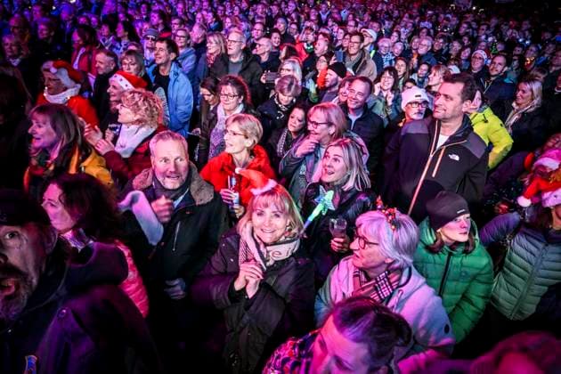 Weihnachtswunder1612: Das Weihnachtswunder am Tag 4 auf dem Burgplatz. Die vier Moderatoren Sabine Heinrich, Steffi Neu, Jan Malte Andresen und Thomas Bug moderieren das Weihnachtswunder für den WDR. Immer steht mindestens einer von ihnen am Mikrofon und nimmt Musikwünsche gegen eine Spende entgegen. Das Weihnachtswunder wird vom Burgplatz in der Essener Innenstadt übertragen. ** NUR FÜR REDAKTIONELLE ZWECKE ** EDITORIAL USE ONLY **<p>Publikum auf dem Burgplatz am Dienstag, dem 16. Dezember 2025. Das Weihnachtswunder am Dienstagauf dem Burgplatz am Tag 3. Die vier Moderatoren Sabine Heinrich, Steffi Neu, Jan Malte Andresen und Thomas Bug moderieren das Weihnachtswunder für den WDR. Immer steht mindestens einer von ihnen am Mikrofon u Copyright: KerstinxKokoska doc83py5ts3v0xta3wktsw ,EDITORIAL USE ONLY