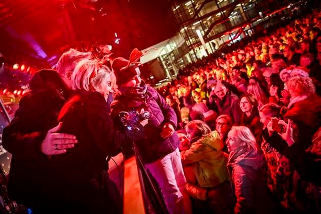 Weihnachtswunder1612: Das Weihnachtswunder am Tag 4 auf dem Burgplatz. Die vier Moderatoren Sabine Heinrich, Steffi Neu, Jan Malte Andresen und Thomas Bug moderieren das Weihnachtswunder für den WDR. Immer steht mindestens einer von ihnen am Mikrofon und nimmt Musikwünsche gegen eine Spende entgegen. Das Weihnachtswunder wird vom Burgplatz in der Essener Innenstadt übertragen. ** NUR FÜR REDAKTIONELLE ZWECKE ** EDITORIAL USE ONLY **<p>Auftritt Stefanie Heinzmann am Dienstag, dem 16. Dezember 2025. Das Weihnachtswunder am Dienstagauf dem Burgplatz am Tag 3. Die vier Moderatoren Sabine Heinrich, Steffi Neu, Jan Malte Andresen und Thomas Bug moderieren das Weihnachtswunder für den WDR. Immer steht mindestens einer von ihnen am Mikrofon Copyright: KerstinxKokoska doc83py6b3x737eggyqtsw ,EDITORIAL USE ONLY