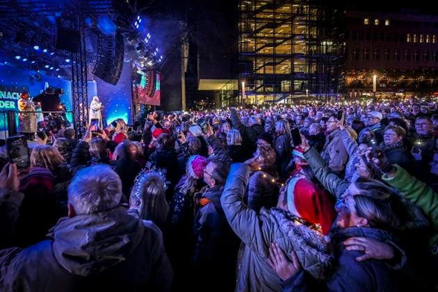 Weihnachtswunder1612: Das Weihnachtswunder am Tag 4 auf dem Burgplatz. Die vier Moderatoren Sabine Heinrich, Steffi Neu, Jan Malte Andresen und Thomas Bug moderieren das Weihnachtswunder für den WDR. Immer steht mindestens einer von ihnen am Mikrofon und nimmt Musikwünsche gegen eine Spende entgegen. Das Weihnachtswunder wird vom Burgplatz in der Essener Innenstadt übertragen. ** NUR FÜR REDAKTIONELLE ZWECKE ** EDITORIAL USE ONLY **<p>Auftritt Stefanie Heinzmann am Dienstag, dem 16. Dezember 2025. Das Weihnachtswunder am Dienstagauf dem Burgplatz am Tag 3. Die vier Moderatoren Sabine Heinrich, Steffi Neu, Jan Malte Andresen und Thomas Bug moderieren das Weihnachtswunder für den WDR. Immer steht mindestens einer von ihnen am Mikrofon Copyright: KerstinxKokoska doc83py6cwgzkz1iv7kwtsw ,EDITORIAL USE ONLY